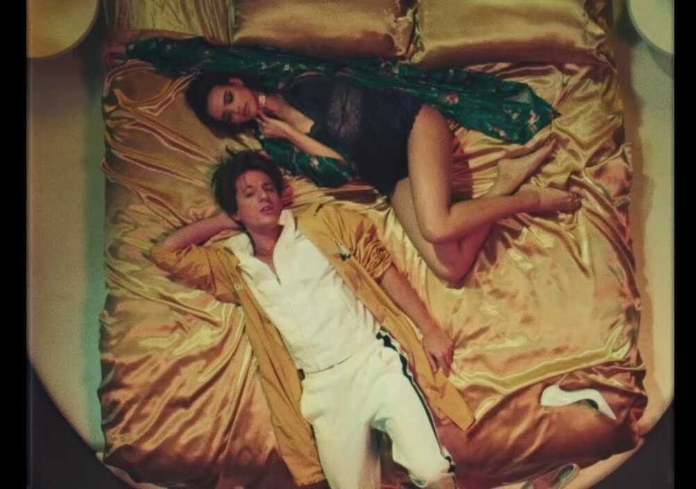 News-Titelbild - Charlie Puth und Kehlanis Musikvideo zu "Done For Me" ist eine sinnliche Retro-Fantasie