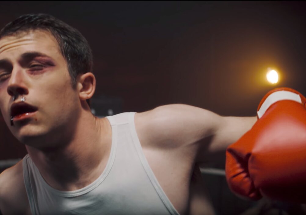 News-Titelbild - Im Video zu "Scrawny" holt sich Dylan Minnette im Boxring nicht nur eine blutige Nase