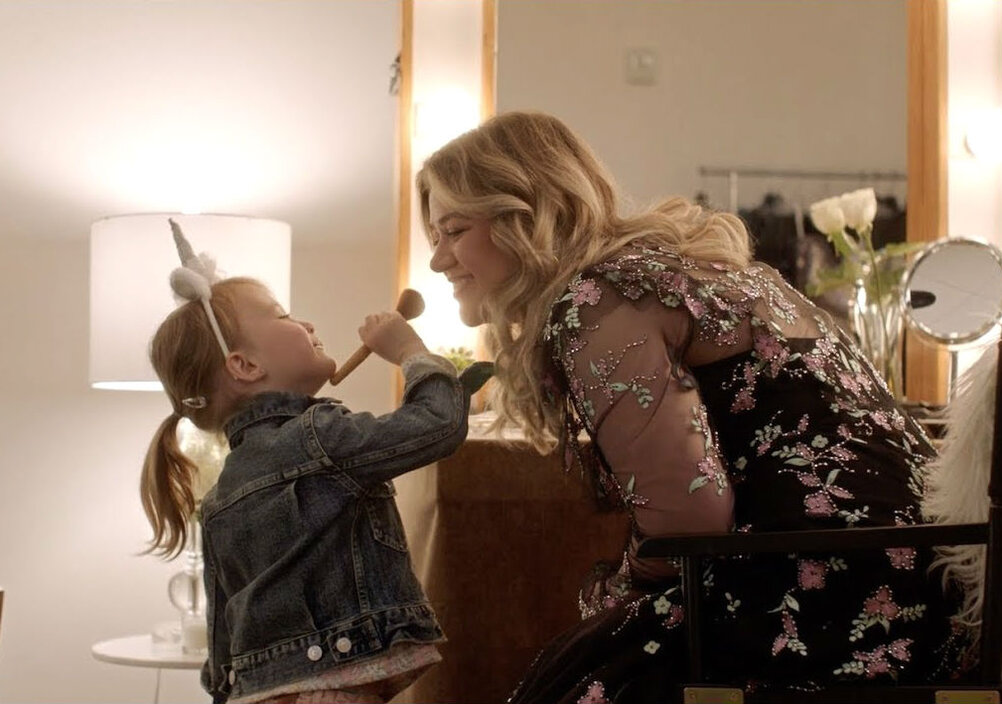News-Titelbild - Im Video zu "Broken & Beautiful" tanzen Kelly Clarkson und ihre Tochter like nobody’s watching