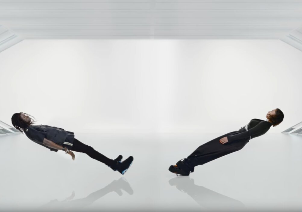 News-Titelbild - Das Video zu "Stay (Don’t Go Away)" liefert futuristische Bilder und gekonnte Dance-Moves