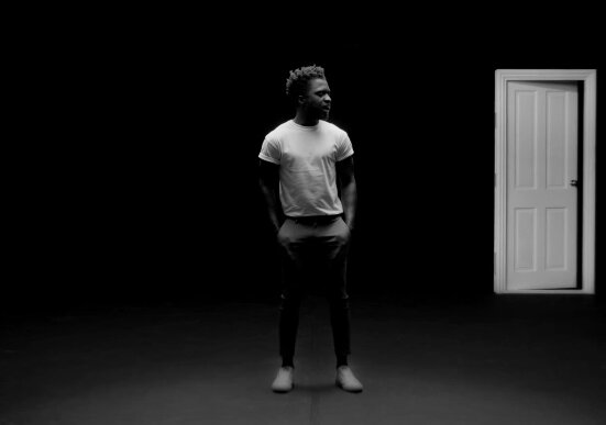 News-Titelbild - Im Video zu "My Own" tanzt sich Kwabs seinen Liebeskummer von der Seele