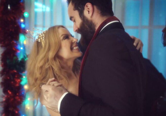News-Titelbild - Im Video zu "Every Day's Like Christmas" feiert Kylie Weihnachten mit ihrem Joshua