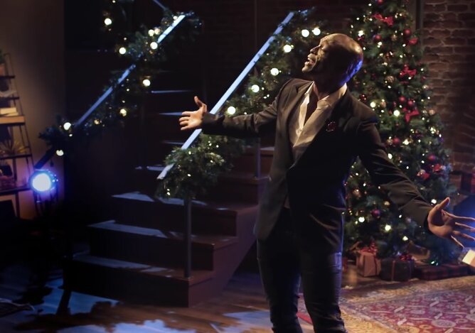 News-Titelbild - So stimmt sich Seal im Musikvideo zu "This Christmas" auf das Weihnachtsfest ein