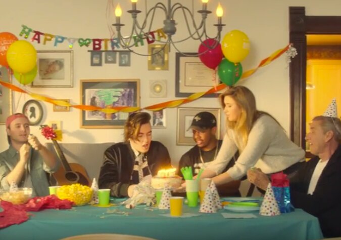 News-Titelbild - Im Musikvideo zu "home" lädt uns gnash zu sich und seiner Familie nach Hause ein