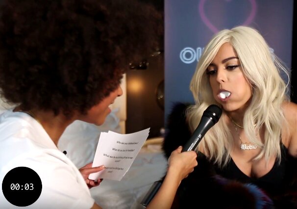 News-Titelbild - Wieso stopft sich Bebe Bexha bei unserem Interview den Mund voller Marshmallows?