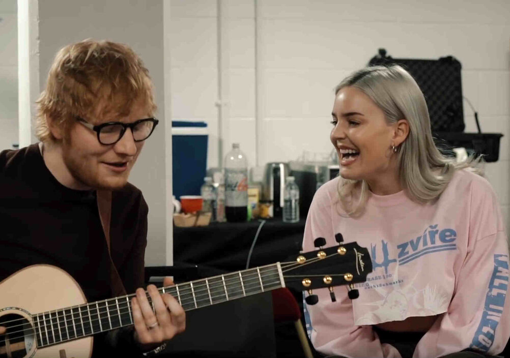 News-Titelbild - They're doing it again: Anne-Marie & Ed Sheeran jammen backstage zusammen "2002"