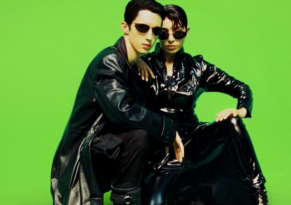 News-Titelbild - Charlie XCX und Troye Sivan reisen zurück ins Jahr "1999": Hört die Kracher-Kollabo hier an