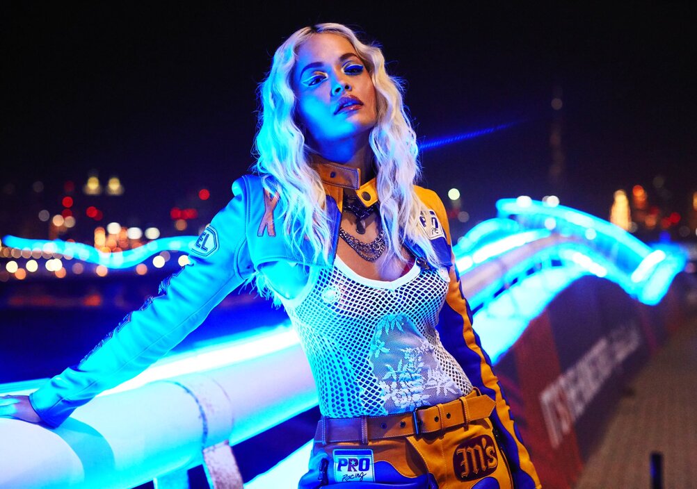 News-Titelbild - Im Musikvideo zu "New Look" liefert sich Rita Ora heiße Autorennen durchs nächtliche Dubai