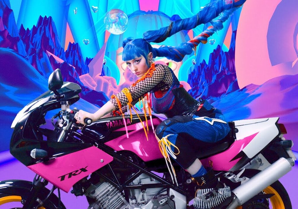 News-Titelbild - Motorrad-Spritztour durch futuristische Videogame-Landschaften: Ashnikko und ihr Musikvideo zu "Tantrum"