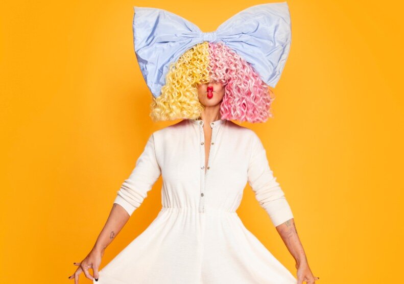 News-Titelbild - Mit ihrem neuen Song "Saved My Life" sammelt Sia Spenden zur Bekämpfung der Corona-Krise