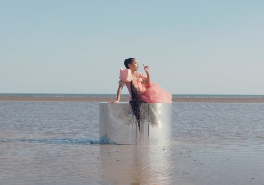 News-Titelbild - Schöne Erscheinung am Strand: Griff und ihr Video zu "Say It Again"