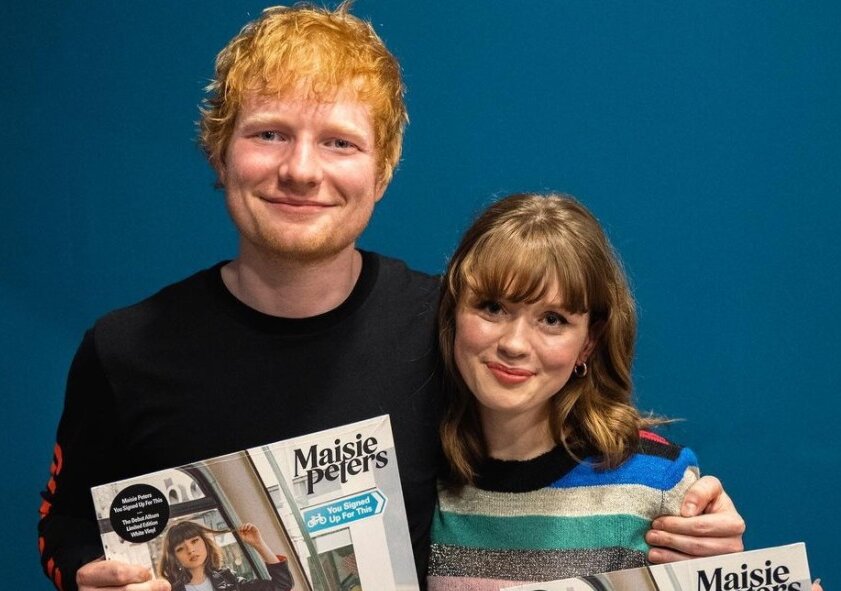 News-Titelbild - So schwärmt Ed Sheeran über Maisie Peters' Debütalbum "You Signed Up For This"