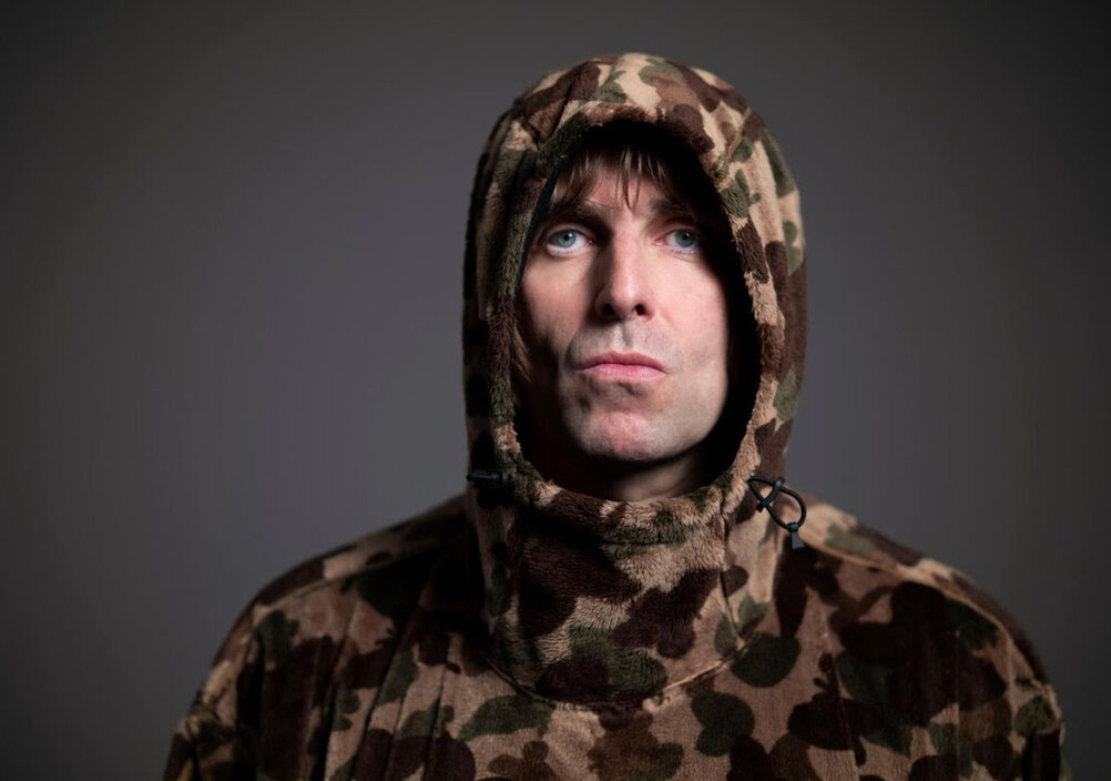 News-Titelbild - Mit Dave Grohl an den Drums marschiert Liam Gallagher durch "Everything’s Electric"