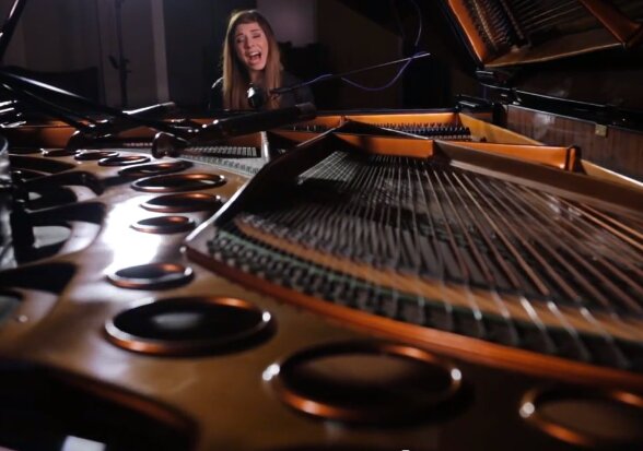 News-Titelbild - Christina Perri spielt "Human" akustisch in den British Grove Studios