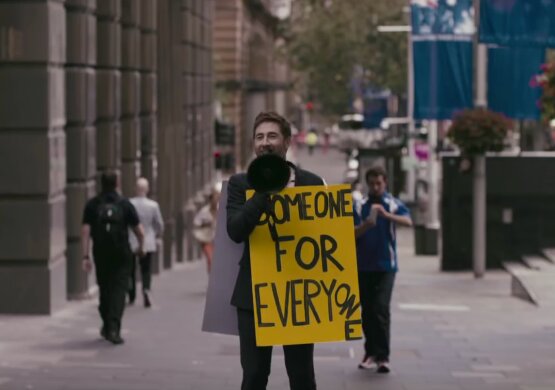 News-Titelbild - Im Video zu "Someone For Everyone" verteilt Jamie Lawson Liebe in der Fußgängerzone