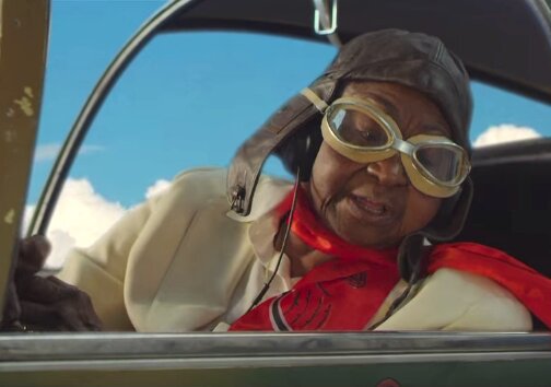 News-Titelbild - Die jüngste 77-Jährige der Welt: Im Musikvideo zu "Far From Home" hebt Calypso Rose ab