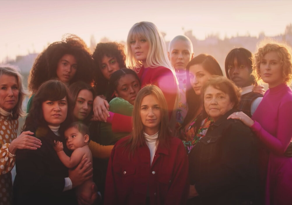 News-Titelbild - Das Musikvideo zu "SOS" ist toll anzusehen und sendet eine starke weibliche Botschaft an die Welt