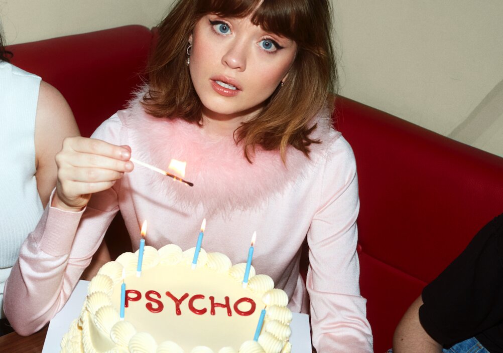 News-Titelbild - Wer ist hier eigentlich der "Psycho" von uns beiden, fragt Maisie Peters in ihrem neuen Song