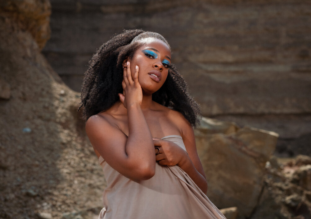 News-Titelbild - Hochgelobte Singer-Songwriterin und Pianistin: Afra Kane veröffentlicht Warner-Debütsingle "Invisible Cross"