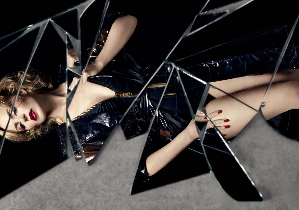 News-Titelbild - Kylie Minogue steht im Musikvideo zu "I Was Gonna Cancel" im Auge des Orkans
