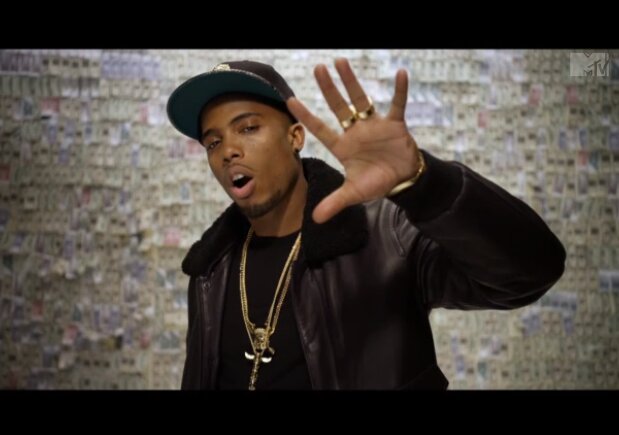 News-Titelbild - B.o.B rappt im Musikvideo zu "All I Want" vor einer riesigen Wand aus Geldscheinen