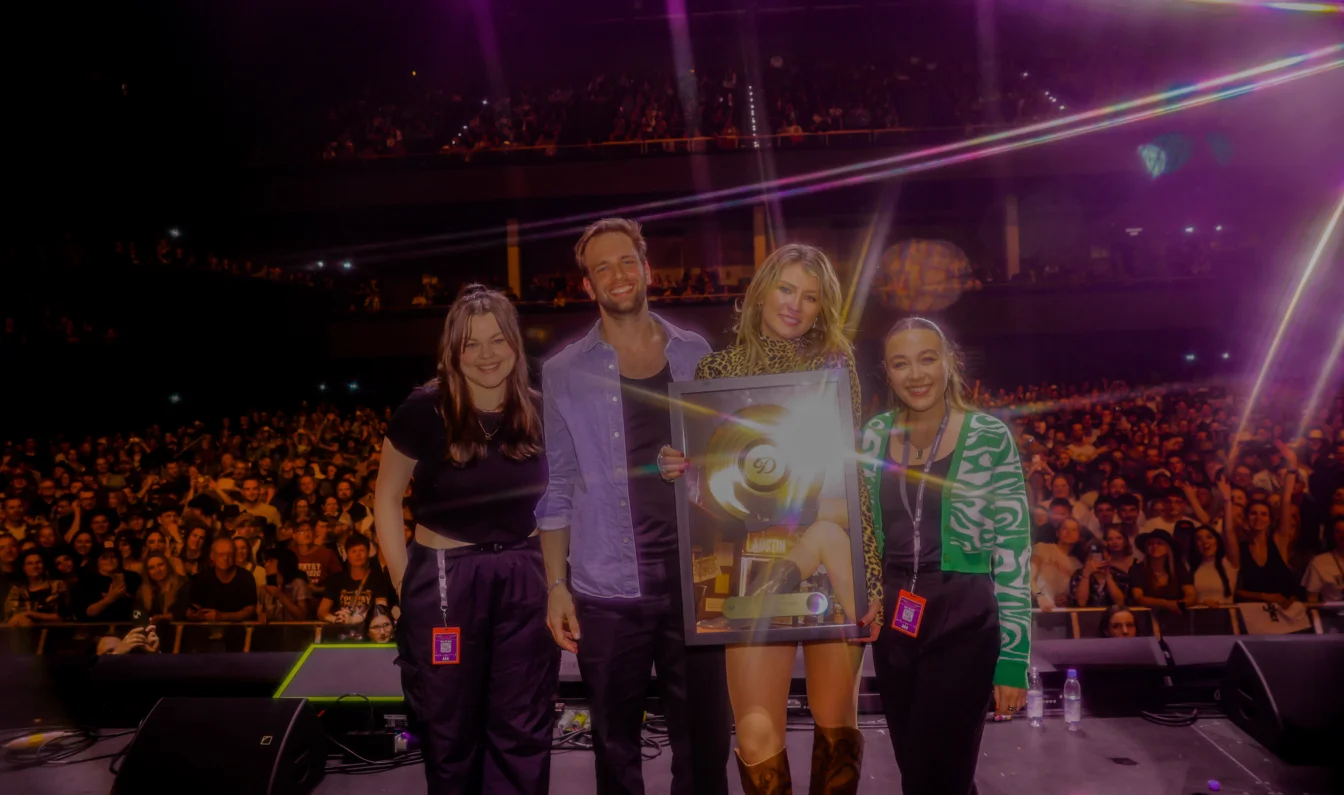 News-Titelbild - Warner Music verleiht Gold an Dasha und Alex Warren