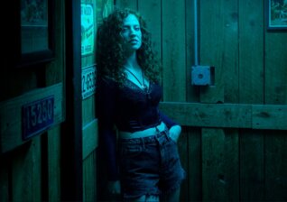 News-Titelbild - Im Video zu "No One" durchlebt Jess Glynne die Höhen und Tiefen einer Beziehung