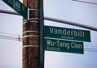 News-Titelbild - Feierliche Enthüllung: Ein Bezirk in Staten Island heißt nun offiziell Wu-Tang Clan District