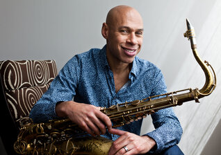 News-Titelbild - Erkundungen des Lichtes: Am 04.10. veröffentlichen Joshua Redman und Brooklyn Rider "Sun On Sand"