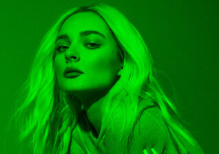 News-Titelbild - Erschöpft vom Wahnsinn dieser Zeit? "Talk You Down", verspricht Charlotte Lawrence