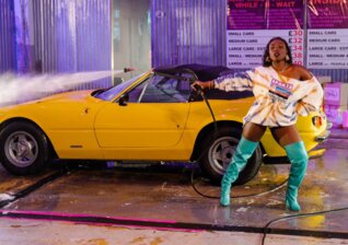 News-Titelbild - Im 80s-Video zu "Got Me" drehen Laura Mvula und ihre Freunde in der Autowaschanlage frei