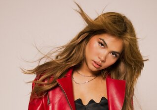 News-Titelbild - Hayley Kiyoko nimmt uns mit "Deep In The Woods"