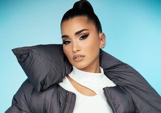 News-Titelbild - Enisa verpasst in "Just A Kiss (Muah)" dem Klassiker von Tarkan ein Update
