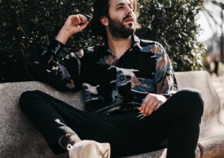 News-Titelbild - Musikalische Hommage an eine Kollegin: Salvador Sobral veröffentlicht neue Single "de la mano de tu voz"