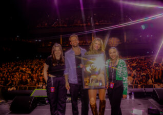 News-Titelbild - Warner Music verleiht Gold an Dasha und Alex Warren