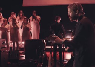 News-Titelbild - So schön klingt es, wenn Fleet Foxes ihren Song "Crack-Up" mit dem isländischen Chor Graduale Nobili performen