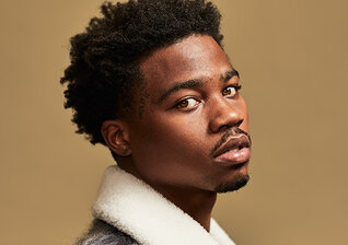 News-Titelbild - Ein heftiger Autounfall führt Roddy Ricch im Musikvideo in den "Boom Boom Room"