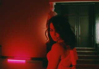 News-Titelbild - Mit dem bewegenden Song + Video "Colorblind" beendet Aura Dione ihre Reise zur neuen EP "Fearless Lovers"