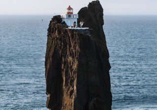 News-Titelbild - Live-Session mitten im Meer: KALEO mit "Break My Baby" auf dem Þrídrangar-Leuchtturm