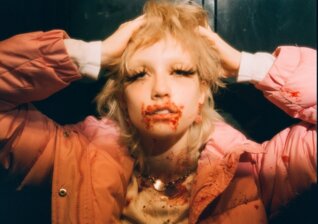 News-Titelbild - Mit diesem blutigen Video kündigt Chloe Moriondo ihr neues Album "Blood Bunny" an