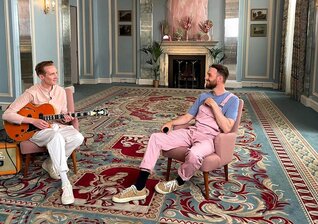 News-Titelbild - Soulvolle Session in ehrwürdigem Hotel: HONNE jammen mit "Three Strikes"