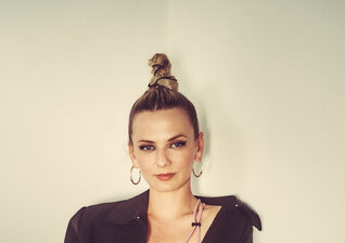 News-Titelbild - Lisa Pac macht sich die "Heat Of The Moment" zunutze und veröffentlicht ihre neue EP