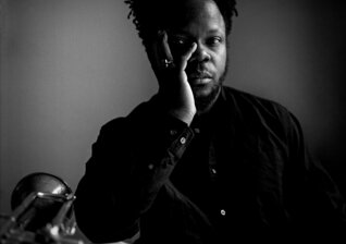News-Titelbild - Erneuerer des Jazz-Genres: Ambrose Akinmusire kündigt neues Album "Owl Song" für 15. Dezember an