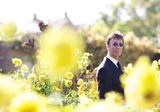 News-Titelbild - Erinnerungen an einen großen Musiker: Seht die Video-Premiere von  "I Am The World (New Version)"