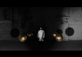 News-Titelbild - Im beeindruckenden Musikvideo zu "Goldmine" wird Kimbra zur Herrin des Goldes