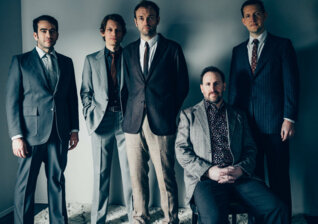 News-Titelbild - Punch Brothers nehmen mit "It's All Part Of The Plan" bei Conan O'Brien das Publikum in ihren Bann