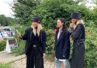 News-Titelbild - Leinen los! Lisa & Lena gehen für die neueste Ausgabe von "xLL" mit Aura Dione segeln