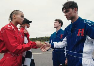 News-Titelbild - Lisa & Lena fordern Die Lochis zum ultimativen Zwillings-Showdown auf der Gokart-Strecke heraus