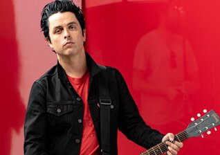 News-Titelbild - Morgen erscheint Billie Joe Armstrongs Quarantäne-Coveralbum "No Fun Mondays"