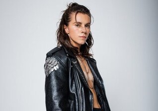 News-Titelbild - In "Monster" rechnet Lynn Gunn mit äußerem Druck und inneren Erwartungen ab
